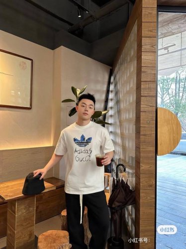 gucci X Adidas古驰联名三叶草泼墨图案短袖T恤 购入原版开模打造，全套定制辅料，细节决定成败。 颜色：图片色 面料：采用260克双纱面料+螺纹定制工