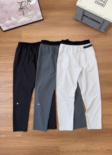 lululemon 露露新款轻量透气 户外运动 机能工装休闲裤 面料手感超级舒服！轻薄透气！ 高端立体裁剪设计，上身修身显瘦！运动灵活舒适！ 代工品质。 后腿处