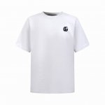 gucci 双G刺绣短袖 定制绮梦四季绒棉 细腻柔软 舒适贴肤 以纯粹之白为底色 深邃蓝调双G刺绣于洁白之上跃动 勾勒出古驰标志性的符号 尽显高雅风范 成为行走
