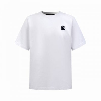gucci 双G刺绣短袖 定制绮梦四季绒棉 细腻柔软 舒适贴肤 以纯粹之白为底色 深邃蓝调双G刺绣于洁白之上跃动 勾勒出古驰标志性的符号 尽显高雅风范 成为行走
