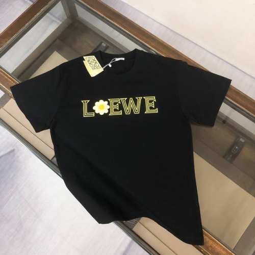 Loewe 24Ss夏季新款圆领短袖T恤！270克重磅高端纯棉面料，手感质感都极完美！修身裁剪设计干净利落！时尚又好看！走线做工非常精致！版型效果超赞！而且透气