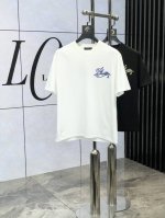 Lv 2025春夏新品时尚圆领短袖高级定制百搭款式 更有实用感 任何人都可以轻松驾驭 采用欧棉纯棉面料制作 奢华经典品牌Logo设计 W非常显档次懂货的必须入