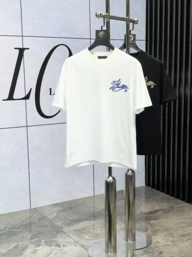 Lv 2025春夏新品时尚圆领短袖高级定制百搭款式 更有实用感 任何人都可以轻松驾驭 采用欧棉纯棉面料制作 奢华经典品牌Logo设计 W非常显档次懂货的必须入