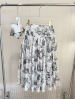 价格P： 品名：Di0R 新季重工水墨晕染优雅半身中长裙 尺码：S.M 颜色：印花 自带高级感绝了，重工定制版纯棉印花半裙，直接高级感拉满了。很适合白月光的一款