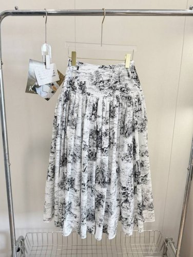 价格P： 品名：Di0R 新季重工水墨晕染优雅半身中长裙 尺码：S.M 颜色：印花 自带高级感绝了，重工定制版纯棉印花半裙，直接高级感拉满了。很适合白月光的一款