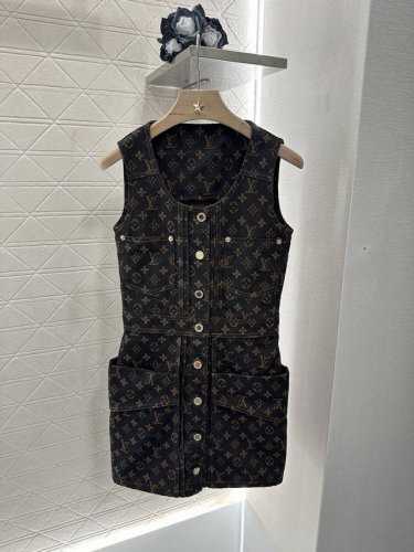 louis Vuitto*2025新品上架 提花牛仔背心裙 定制Yb斜纹棉牛仔材质 多重水洗 呈现出挺括质感 牛仔背心裙裁剪 上半身不对称口袋搭配基础轮廓线耐看