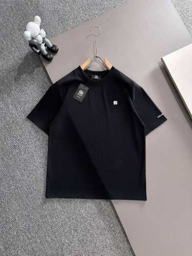 kolon Sport* 2025春夏款上新 原高版本 巴黎世家 面料采用270克高密度纯棉 不变形 不缩水 工艺介绍：双线走位 胸口精密万针刺绣+左袖精密刺绣