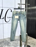 Miuniu。官网专柜同步发售，2025Ss春夏新品男士休闲牛仔裤，原单品质，专柜定制原版牛仔面料，Logo图案设计，B裤身原版五金辅料装饰，立体清晰，效果逼真