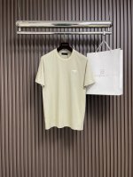 prada 胸前三角标短袖T恤，定制40支单纱平纹针织布 配套1*1无根螺纹 标志性的涂珐琅金属三角形徽标点缀胸前 经典时尚 大方气质 把优雅风展露的一览无余