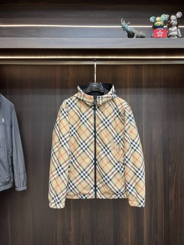 主推 Burberry 2025Ss秋季新款发布巴宝莉轻奢休闲连帽外套，双面穿，时尚潮流休闲夹克，穿上就是舒适自在又显瘦的存在，慵懒而随性，结合干净简单的色系就