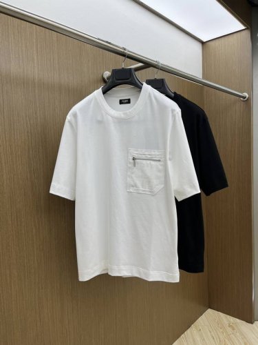 Fendi 芬迪 2025新款提花拉链口袋圆领短袖T恤 Fendi经典T 低调奢华的时尚之选 这件Fendit恤，简约轮廓暗藏巧思。标志性Ff图案装点于个性口袋