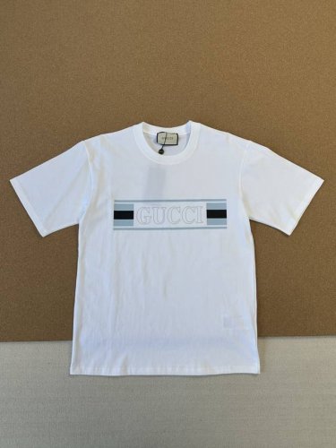gucci古驰 Ss25 宽松休闲纯色时尚百搭印花纯棉短袖T恤男女同款 颜色：白色 尺码：S-Xl Gucci Ss25全新印花T恤，以时尚笔触勾勒春夏潮流新章