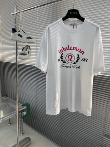 lululemon 新款植绒T恤 粉黑图案搭配 更显白 显年轻 年轻人必入款 双层螺纹领口 肩部通肩压条 280G纯棉面料 男女同款 码数：S-Xxl S码衣长