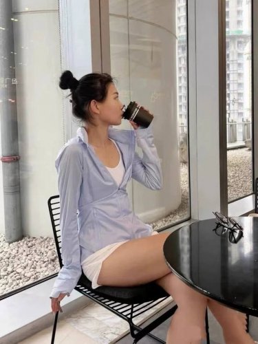 淡紫色- --Lululemon防晒衣修身款夏季出游必备，6色皮肤衣 Lulu真的太懂女生，穿上简单而又不失精致的感觉这不就来了我当防晒来穿，可以搭配一切有点暴