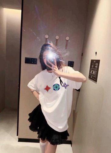上新 Lv 驴 定制标签三花图案短袖T恤～ 夏季最佳 经典四叶草简约搭配 1V三花图案印花T 经典老花图案设计，春夏色彩图案主打，简单的三色图案印花 ，简约好穿