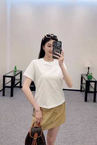 Bbr 2025夏季新款 圆领织带收腰短袖T恤 腰身两侧利用织带抽绳形成皱褶 同时收窄腰身曲线更显瘦时髦 胸前刺绣战马搭配抽绳标志性浅棕格纹配色纹路 加强品牌标