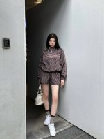上新 Fd 芬迪 25早春新款满屏Logo字母超拉风休闲套装 连帽立领拉链外套+松紧腰短裤 上身超级藏肉显瘦 定制双Ff字母图案工艺 两侧Logo织带拼接 一套