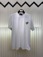 古驰Gucci 绿玫瑰3D刺绣短袖 采用50平纹双股，新疆小棉花定织而成面料布匹洗水 添加手感与固定衣服版型。螺纹搭配1*1索罗娜，同缸定染配套。 刺绣采用3D