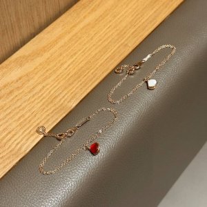 宝格丽Diva系列小号玛瑙手链两色贝母 小扇子 灵动的弧线衬托出你的完美侧颜 青春动人的小秘密伴随耳吊摆动 完美无缝隙绿松石切割 链长16.5Cm