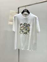 Loewe 罗意威，2025夏季最新款，专柜同步有售，原单狠货，时尚休闲圆领短袖T恤，上身很有特点！吸睛而有亮点，进口原版面料，顶级刺绣工艺字母图案装饰Logo