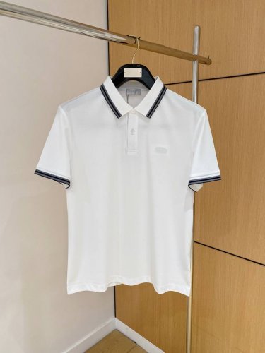 diro夏季新品翻领Polo短袖 时尚单品设计，更加时尚舒适，高标准定制，上身非常有型，奢华品牌经典Logo图案 客供辅料，客供进口舒适透气面料质感非常细腻，细
