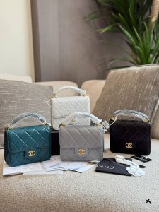 Chanel高级手工坊手柄方胖子 Hanel 24A方胖子经典的外观特有的颜值散发着复古奢华的气息T+荔枝纹牛皮更加耐磨，金色点缀如明星般璀璨，双C处的浮雕设计
