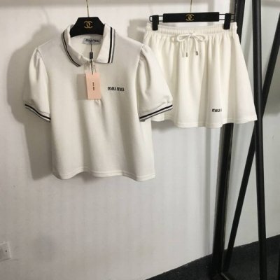 款号20252662 Miumi*新款套装，胸前Logo刺绣翻领短袖T恤上衣+松紧腰短半裙，安全裤里衬，白色，藏蓝色，Sml， M码；肩宽37，胸围92，袖长2