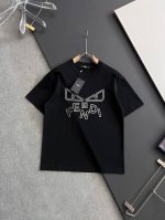 fend* 2025最新款短袖T恤，独家260克重磅打造、休闲时尚的尚佳之选。定制高支80支双股纯棉密柔面料、亲肤性极佳。尺码：S- Xxl 微宽松版型