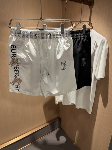 Burber*Y巴*莉 2025春夏新款休闲百搭男女同款休闲短裤 贸易公司渠道稀出 同步官网发售 格子标识图案设计 此款T恤衫甄选客供进口聚酯纤维材质制作而成