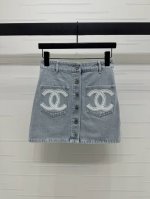 上新原单高端品质 Chane* 2025春夏最新系列！双C徽标牛仔短裙！定制Y斜纹棉牛仔材质 多重水洗 呈现出挺括质感 高腰牛仔短裙裁剪 对称口袋搭配基础轮廓线