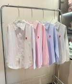 品名：Am* 经典红色刺绣爱心条纹衬衫 尺码：M.L 颜色：白色 灰条纹 粉条纹 蓝条纹 Am*的衬衫自带学生感，减龄感太绝了。上身版型休闲又利落，而且不会像工