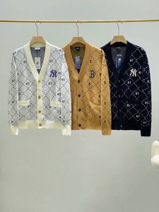 韩国虞书欣明星同款男女情侣满印钻石老花V领针织开衫毛衣外套秋 小红书火爆，经典老花针织开衫以花绘集奢感想象力注释明璨生动风格温柔与烂漫同步上线落肩款不担心不好看