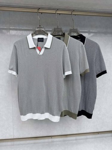 kiton 2025新款男士翻领针织Polo衫短袖 进口针织面料呈现。轻盈柔软的面料经过成衣染色，营造出优雅纹理，原版定制Logo 进口纱线色染 定制罗纹领口