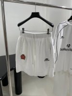新品paris Soccer运动短裤 定制运动平纹面料，中性设计宽松剪裁，正面压印Sponsor徽，绣有Football Crest 艺术画 ，撞色滚边细节 松