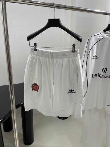 新品paris Soccer运动短裤 定制运动平纹面料，中性设计宽松剪裁，正面压印Sponsor徽，绣有Football Crest 艺术画 ，撞色滚边细节 松