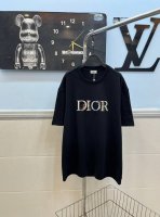 款号151 Dior迪奥花卉立体刺绣圆领短袖 采用280G纯棉双纱面料 上身舒适柔软 透气性强 胸前采用立体花卉刺绣工艺 凸显质感 高版本可随意对比 三标齐全