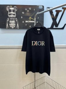 款号151 Dior迪奥花卉立体刺绣圆领短袖 采用280G纯棉双纱面料 上身舒适柔软 透气性强 胸前采用立体花卉刺绣工艺 凸显质感 高版本可随意对比 三标齐全
