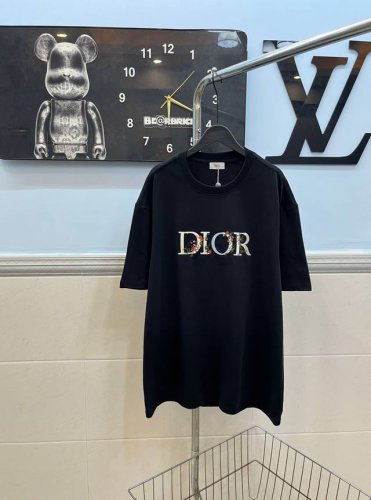 款号151 Dior迪奥花卉立体刺绣圆领短袖 采用280G纯棉双纱面料 上身舒适柔软 透气性强 胸前采用立体花卉刺绣工艺 凸显质感 高版本可随意对比 三标齐全