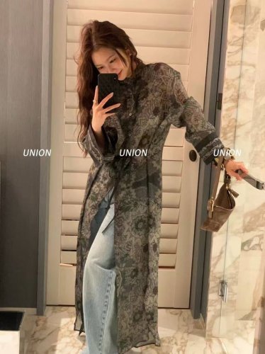 超绝的氛围感穿搭复古图腾印花长款开衫 裁剪上保证印花完整追求细节完美 复古绿也是特别经典耐看的类型必冲～ Sml
