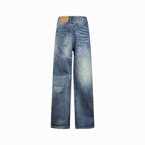 Maison Margiela 纸标做旧牛仔裤 定制纹韵牛仔粗斜棉缎 质感卓越 舒适贴肤 以一抹深海般的蓝 唤醒时尚灵魂 以Mm6牛皮纸皮肌理为底 用腰间一抹标