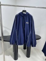 p530 *新品25新品Loop Sports Icon大号运动夹克 采用海军蓝水洗尼龙面料，中性款型大廓形版型剪裁 胸部饰以Loop Sports Icon艺