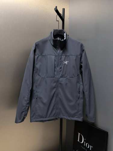 Arc’Teryx ｜Gamms Mx 软壳冲锋衣 工艺说明：采用定制客供面料，户外运动梭织防风速干透气软壳 版型立体裁剪，全身多处拼接，多种拉链口，精致刺绣L