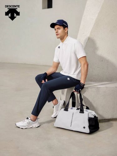 descente 迪桑特男士翻领商务休闲简约经典款polo衫 面料是高档的珠地棉面料 款式方面使用立体硅胶的Logo使得这款polo衫更加出众 螺纹领 所有辅料
