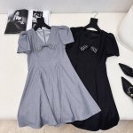 优雅气质 Miu 25Ss 春夏最新款水钻蝴蝶结装饰收腰连衣裙 0001Fa76很有设计感的一条裙子 胸前立体蝴蝶结装饰 高级不失优雅 各种场合都能穿 通勤也很