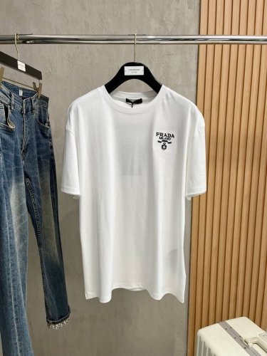 普拉达2025春夏新款男女同款短袖T恤，最新款全网独家首上！！~既经典有时尚百搭，谁不爱啊，将经典再次展现，非常的耐看，自带低奢光环与辨识度！传统的品牌理念和现