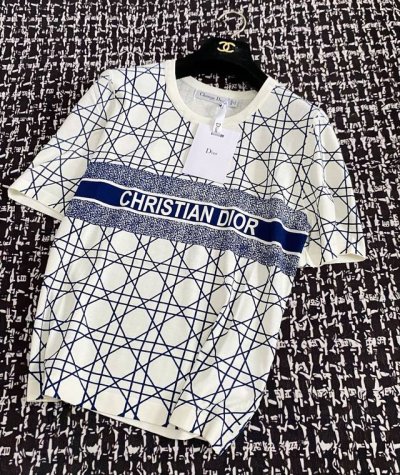 新款 短袖高级显瘦 菱格图案Logo图案点缀修饰 上身顯瘦時尚 色碼 码数：