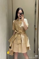 原版Low.......2025夏季新款时尚腰带翻领短袖连衣裙，定制斜纹棉材质 舒适好穿，翻领剪裁 通体素色利用剪裁和细节提升精致度 胸前口袋立体字母标低调彰显