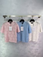 chane*短袖针织上衣，三种颜色可选：温柔粉、气质蓝、纯净白。精致立体的花朵图案，展现高级质感。圆领设计，修身版型，适合单穿或内搭。面料轻薄亲肤，透气舒适。3