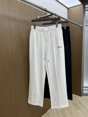 lv 2025 铜氨丝莫代尔空气层春夏休闲裤子 美学的焕新诠释,演绎浓郁的格调型时尚风范,细节感和设计感强悍.经典品牌标识做为色彩搭配,演绎经典的品牌时尚,为整