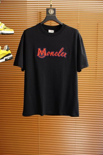 2025Ss系列新品 monc*Er.蒙口时尚圆领短袖高级定制百搭款式 更有实用感 任何人都可以轻松驾驭 采用经典双丝光面料工艺 奢华经典品牌字母Logo设计